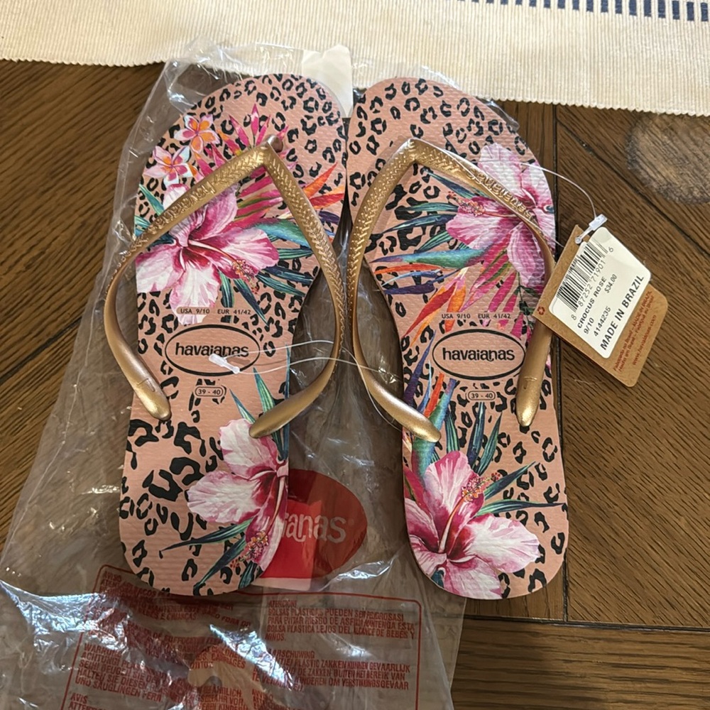 New never used with Tags bronze pink Crocus Rose print Havaianas. size 9/10